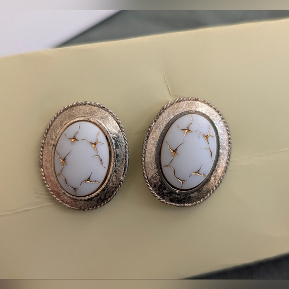Dante Other - Vintage Dante White & Gold Cufflink Set. White Marbled Oval Stone Cufflinks